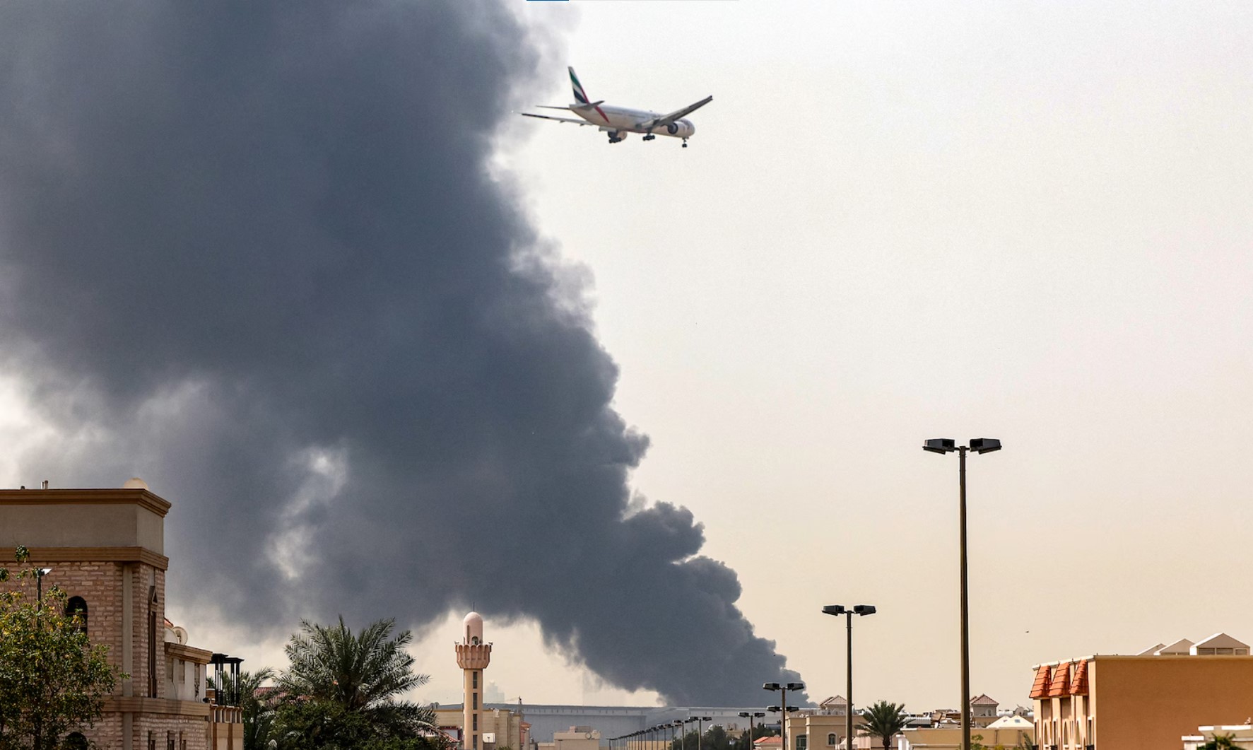 الإمارات تعتقل مضيفة طيران بريطانية بسبب صورة قصف شاركتها على واتساب