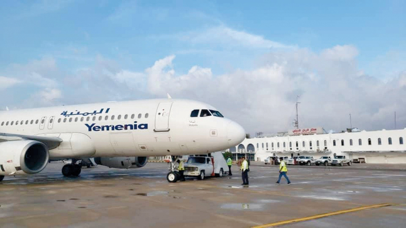 اليمن يتهم أبوظبي بإدارة سجون سرية وتخزين متفجرات في حضرموت