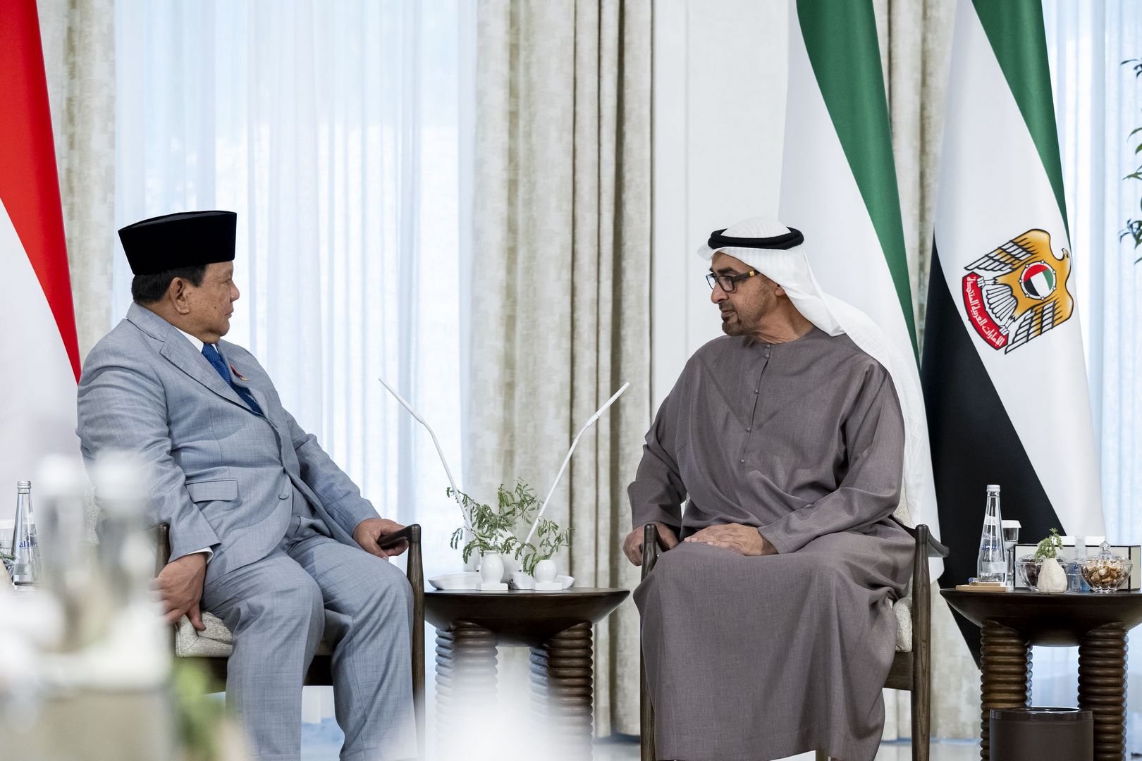 رئيس الدولة يبحث مع نظيره الإندونيسي الهجمات الإيرانية على الخليج