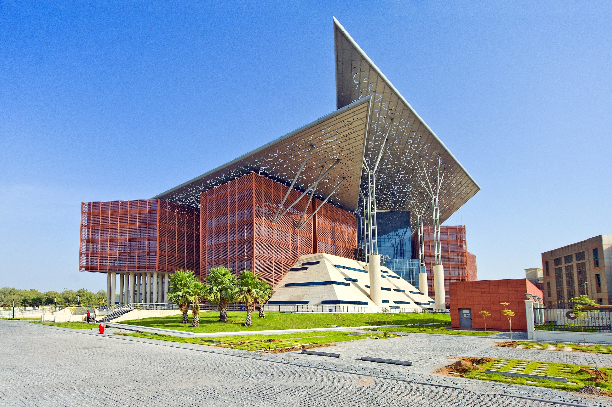 تحديد مواعيد الاتصال المرئي للسجناء في أبوظبي خلال العيد ودعوات حقوقية لتمكين جميع المعتقلين