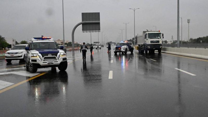 الداخلية  تدعو للالتزام بالسلامة المرورية وخفض السرعات خلال التقلبات الجوية