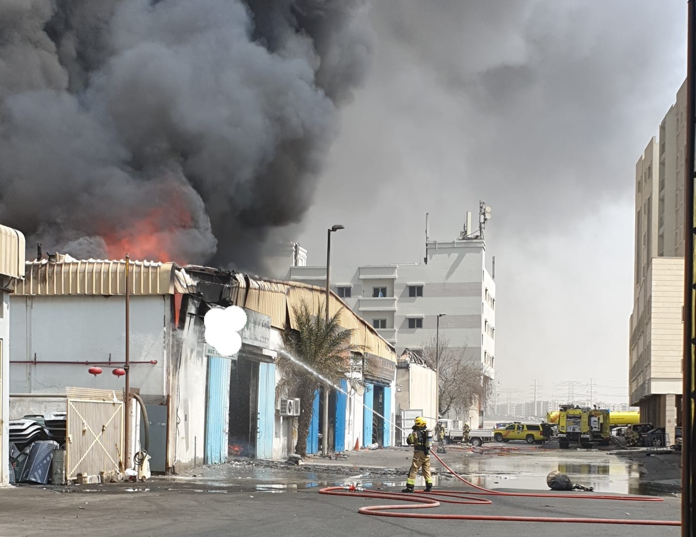 السيطرة على حريق مستودع ملابس في الشارقة دون إصابات