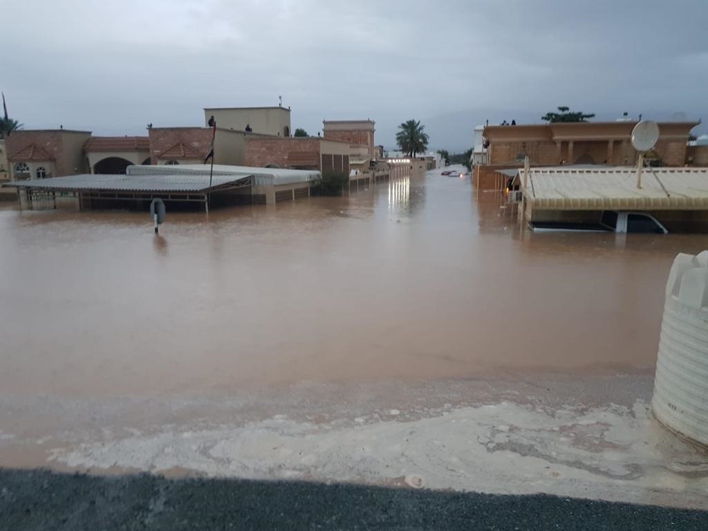 أمطار غزيرة تضرب مناطق متفرقة بالدولة واستنفار أمني وتحذيرات من مخاطر الأودية