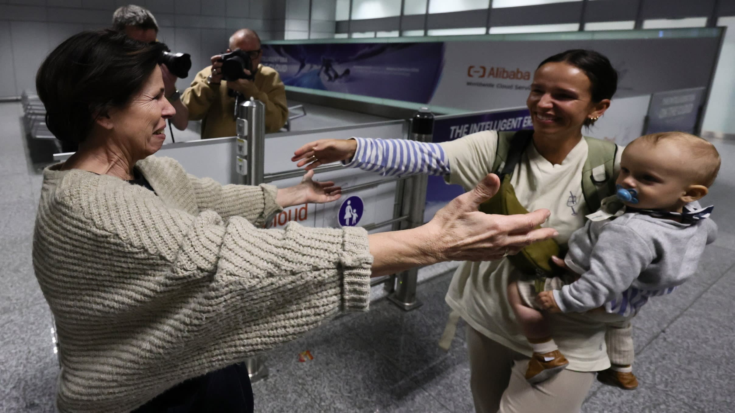 250 ألف دولار لإجلاء عائلة من دبي بطائرة خاصة.. والأجانب يتبادلون نصائح الخروج عبر مسقط