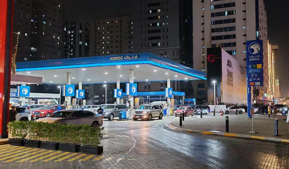 عشية تطبيق التعرفة الجديدة.. طوابير "ساعات الذروة" تجتاح محطات الوقود في الإمارات