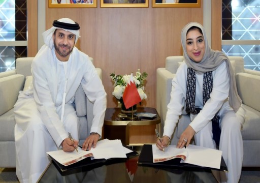 البحرين توقع مذكرة تفاهم مع "طيران الإمارات" لتعزيز التعاون السياحي