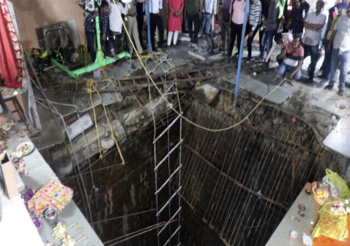 مصرع 35 شخصا إثر سقوطهم في بئر معبد هندوسي وسط الهند