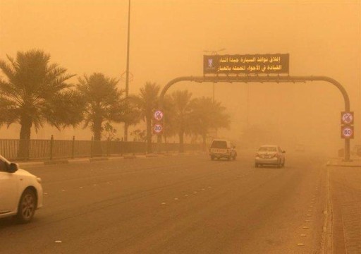 موجة غبار تجتاح مناطق واسعة من السعودية وتحذير من "شبه انعدام للرؤية"