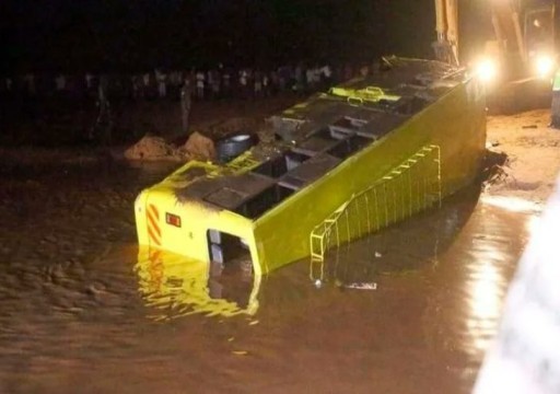 (بالفيديو).. لحظة غرق حافلة في كينيا تسبب بمقتل 31 راكبا