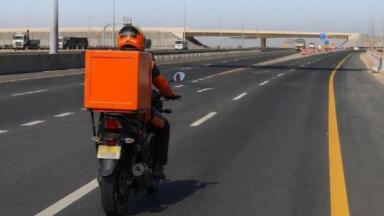 "أبوظبي للتنقل" يحظر سير دراجات التوصيل على الطرق السريعة