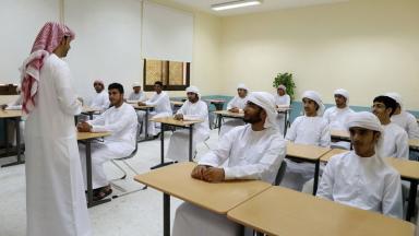 مطالبات برلمانية باسترجاع مكانة المعلّم في الإمارات بعد تراجع هيبته
