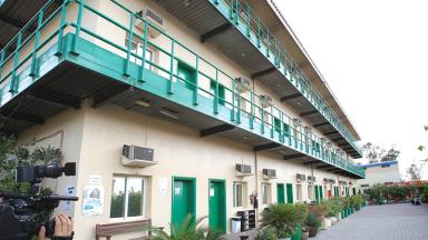 الموارد البشرية تُلزم السكنات العمالية بمعايير جديدة تشمل إنترنت مجاني وعيادات على مدار الساعة