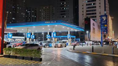 عشية تطبيق التعرفة الجديدة.. طوابير "ساعات الذروة" تجتاح محطات الوقود في الإمارات