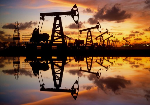 النفط يواصل التراجع بفعل عوامل اقتصادية غير مواتية