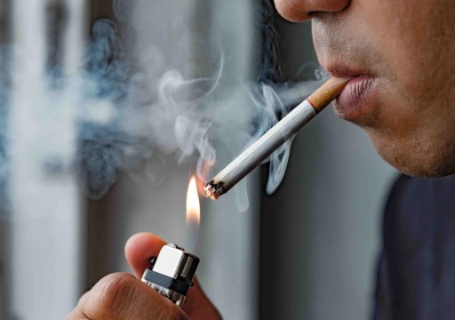 دراسة: قضاء سبع ساعات يوميا على مواقع التواصل يزيد خطر التدخين
