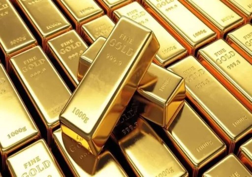 الذهب يتراجع عن ذروته القياسية لكنه يظل متماسكاً فوق الـ 2100 دولار