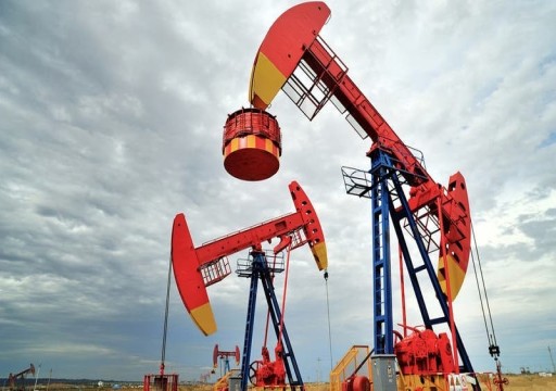 النفط يتراجع بفعل زيادة المخزونات الأمريكية