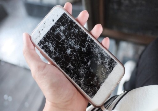 امرأة تطالب بدفع 100 ألف درهم لفقدان بيانات هاتفها أثناء الصيانة