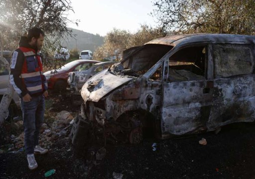 مستوطنون يشنون اعتداءً عنيفاً على بلدة فلسطينية ويحرقون مركبات في الضفة الغربية