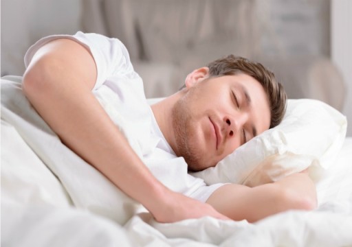 "خبير نوم": النوم الإضافي في العطلة لا يساعد على تعويض تعب الأسبوع