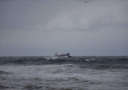 غرق سفينة إماراتية في مياه الخليج وطاقمها بانتظار فرق الإنقاذ