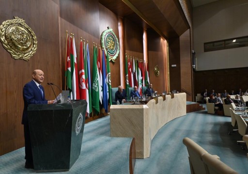 رئيس "مجلس القيادة اليمني" يدعو لاجتماع عربي ودولي لإعادة إعمار بلاده