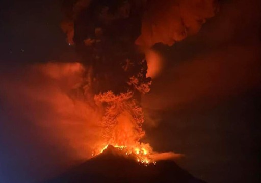 إندونيسيا تغلق مطارا قريبا من بركان ثائر وتجلي آلاف السكان