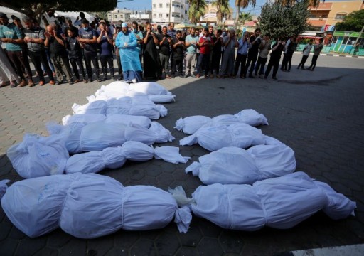 الفلسطينيون يلجؤون لدفن 179 شهيداً داخل "قبر جماعي" بمستشفى الشفاء في غزة