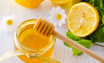 دراسة: الليمون والعسل العلاج الأفضل للسعال