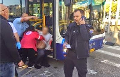 فلسطيني يصيب عشرة اسرائيليين وسط حافلة 