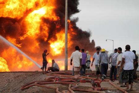 حريق في مصفاة عدن بعد قصف الحوثيين للميناء
