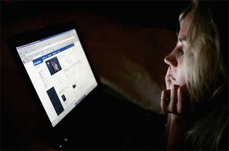 "فيسبوك" يسبب الاكتئاب وقلة الثقة بالنفس للفتيات