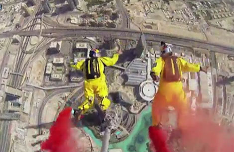 مظليان يحققان رقما قياسيا بالقفز من برج خليفة