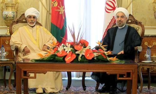 وصول الرئيس الإيراني إلى مسقط في أول زيارة لدولة عربية منذ توليه