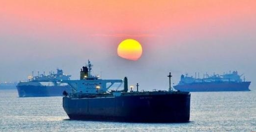 فاينانشال تايمز : سفن إيرانية تنطلق من "بندر عباس" وتختفي بعرض البحر