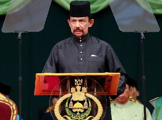 سلطان بروناي يدافع عن تطبيق بلاده للشريعة الإسلامية