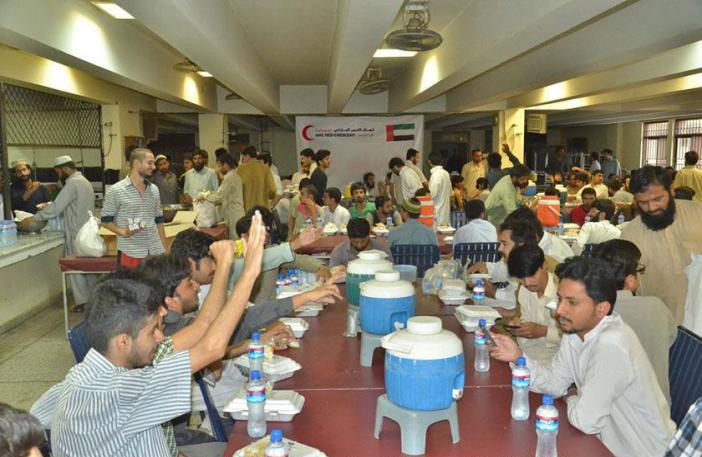 هيئة الهلال الأحمر تواصل برنامج " إفطار الصائم " في باكستان 