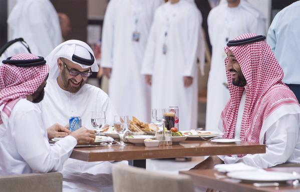 محمد بن زايد يبحث مع محمد بن سلمان العلاقات بين البلدين