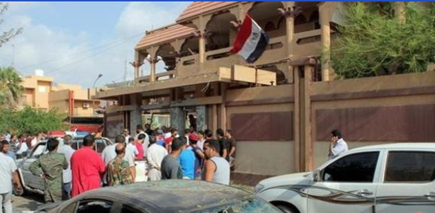 شهود عيان : إقتحام السفارة المصرية بطرابلس و إحراقها 