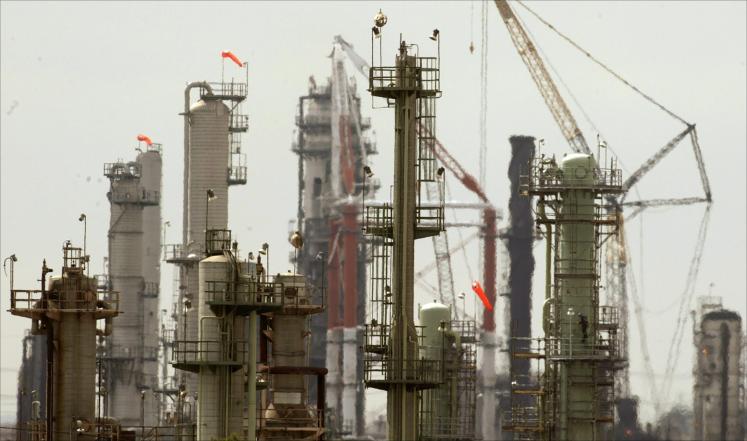 زيادة المخزون الأميركي والإنتاج السعودي يهبطان بأسعار النفط