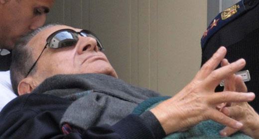 مبارك في حالة صحية سيئة بعد إصابته بكسر في الفخذ  