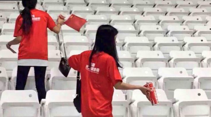 صورة لجماهير الصين وهي تنظف مدرجات الملعب بعد مباراة منتخبها مع قطر