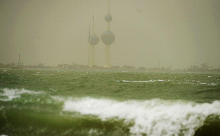 عاصفة رملية توقف الملاحة الجوية والبحرية بالكويت
