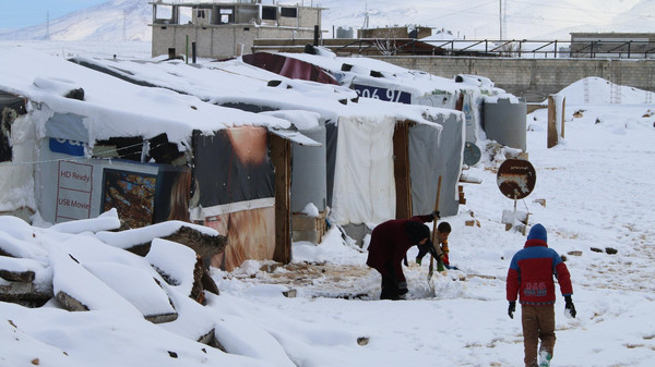 العاصفة الثلجية تجتاح خيام اللاجئين السوريين بلبنان