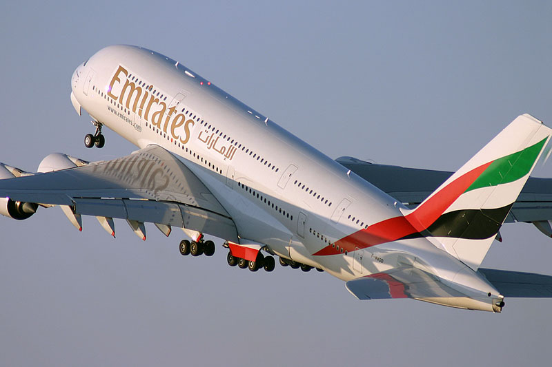 "طيران الإمارات" تعلن تعليق رحلاتها إلى بغداد