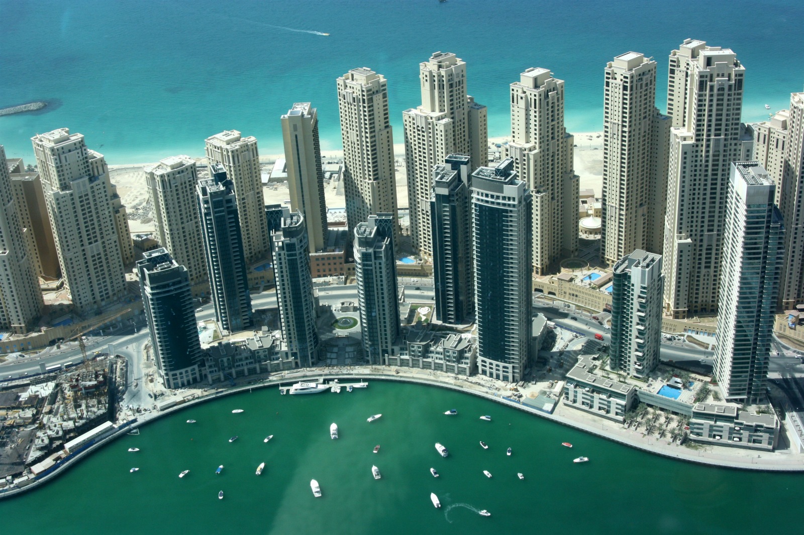 غلاء المعيشة و " الإيجارات " تحديات أمام سكان الإمارات