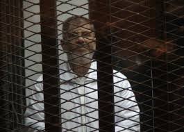 مرسي يصف محاكمته حول التخابر مع قطر بـ "المهزلة"