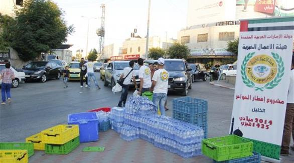 "خيرية الإمارات" توزّع وجبات الطعام للفلسطينيين العالقين على الحواجز