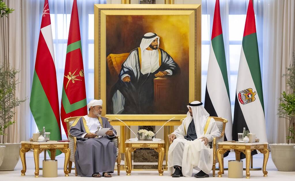 رئيس الدولة وسلطان عمان يبحثان تداعيات الهجمات الإيرانية على الأمن الإقليمي