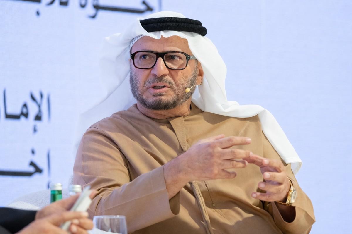 قرقاش: أي اتفاق بين أمريكا وإيران يجب أن يضمن حرية الملاحة عبر مضيق هرمز